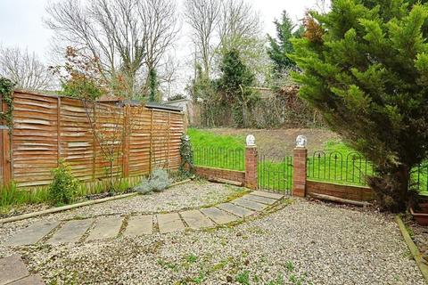 16 Standale Grove, Ruislip, HA4 7UB