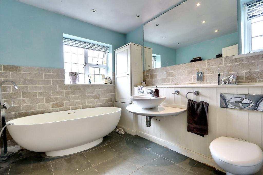 St Drive, Ickenham, UB10 5 bed detached house £885,000