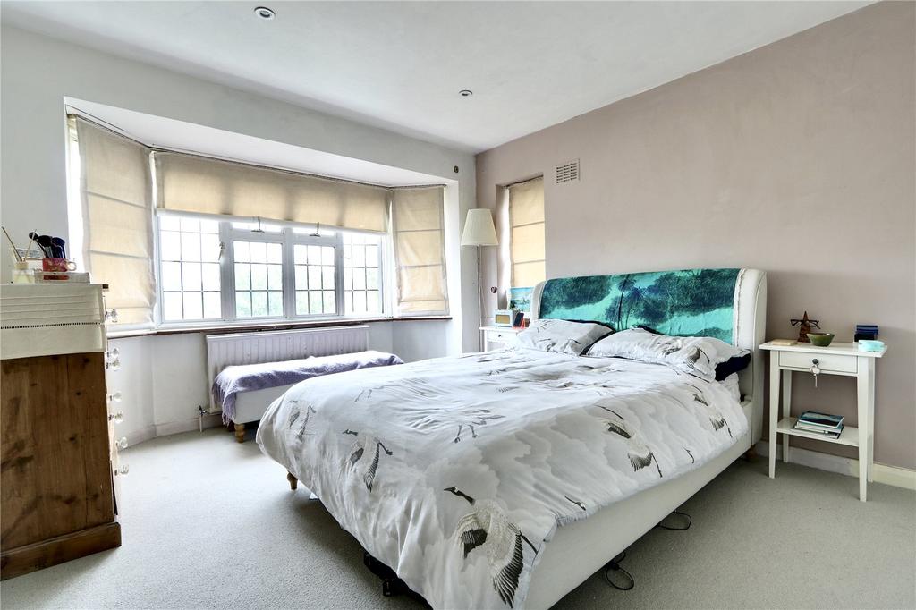 St Drive, Ickenham, UB10 5 bed detached house £885,000