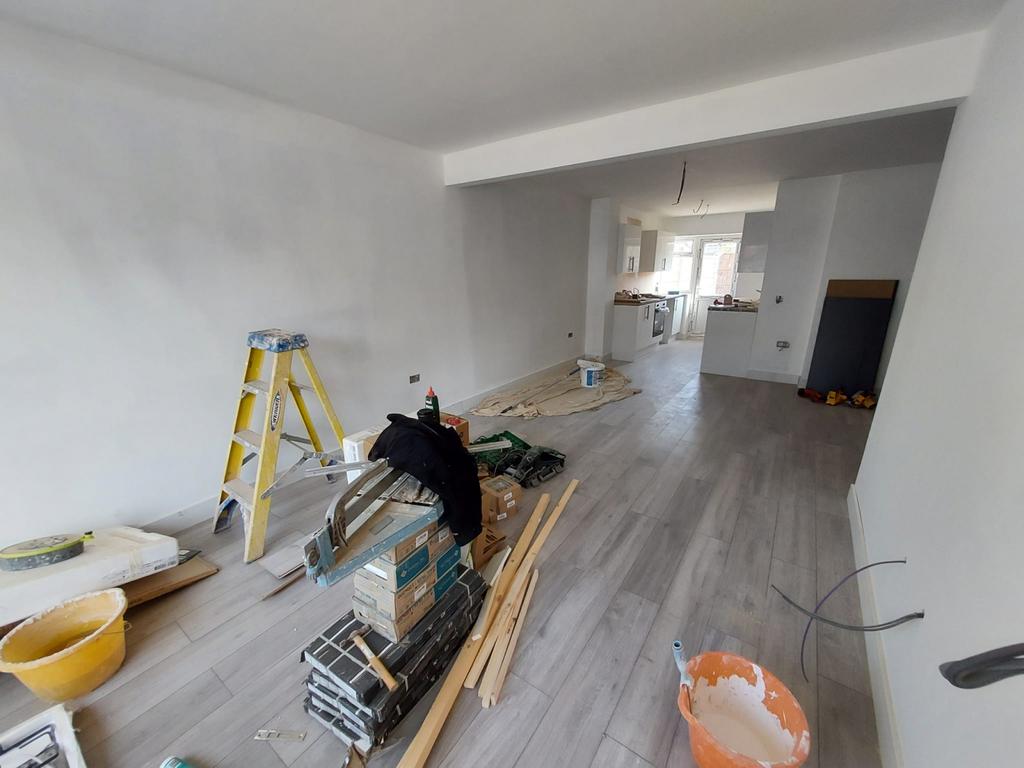 Richmond Crescent, N9 3 bed flat £1,650 pcm (£381 pw)