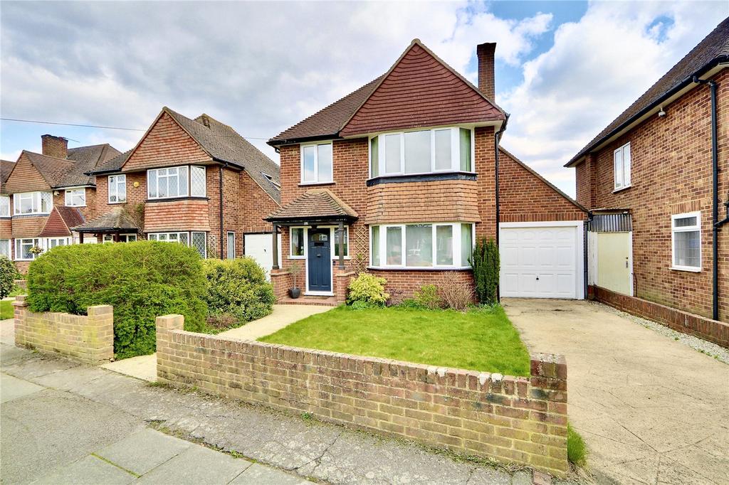 St Drive, Ickenham, UB10 3 bed detached house £815,000