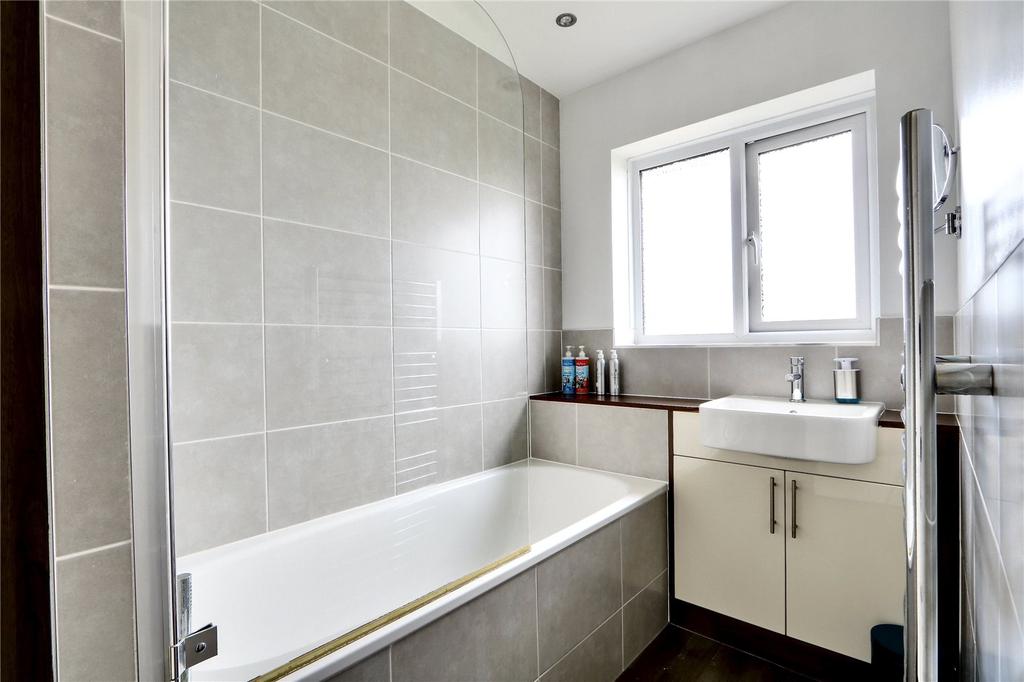 St Drive, Ickenham, UB10 3 bed detached house £815,000