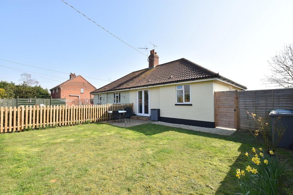 Halesworth Road, Walpole, Halesworth, IP19 9AZ 2 bed semidetached