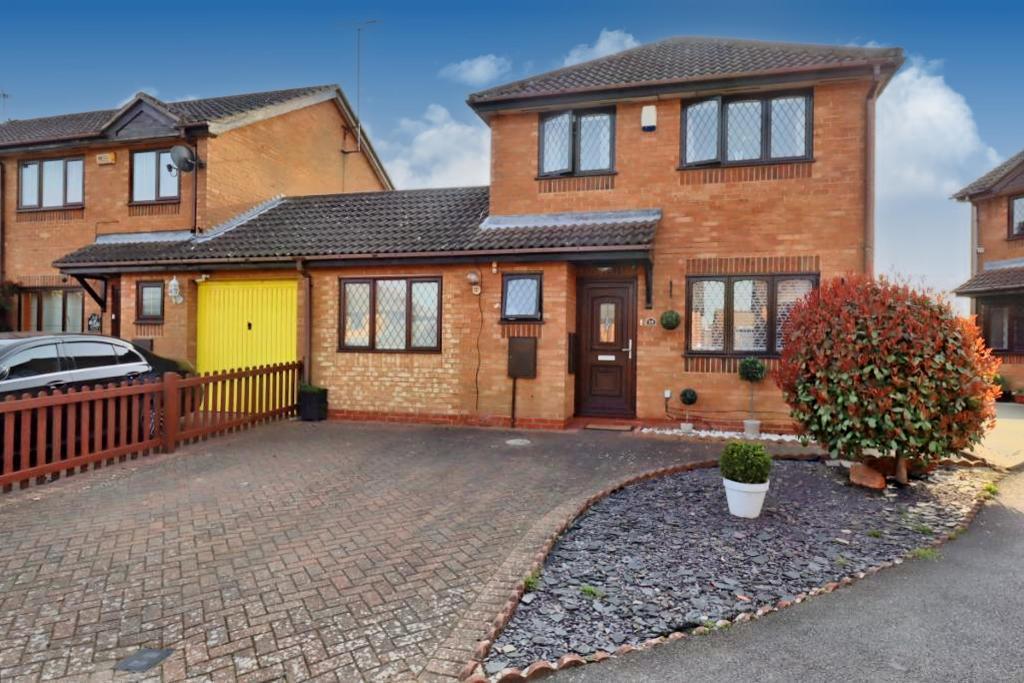 Dexter Close, Barton Hills, Luton... 3 bed link detached house £380,000