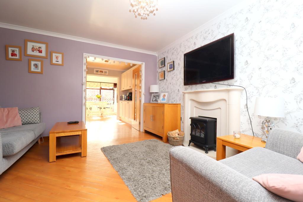 Dexter Close, Barton Hills, Luton, Bedfordshire, LU3 4DX 3 bed link