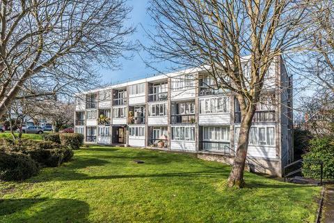 2 bedroom flat to rent, Ashbourne Court, Woodside Park, London, N12 8AS