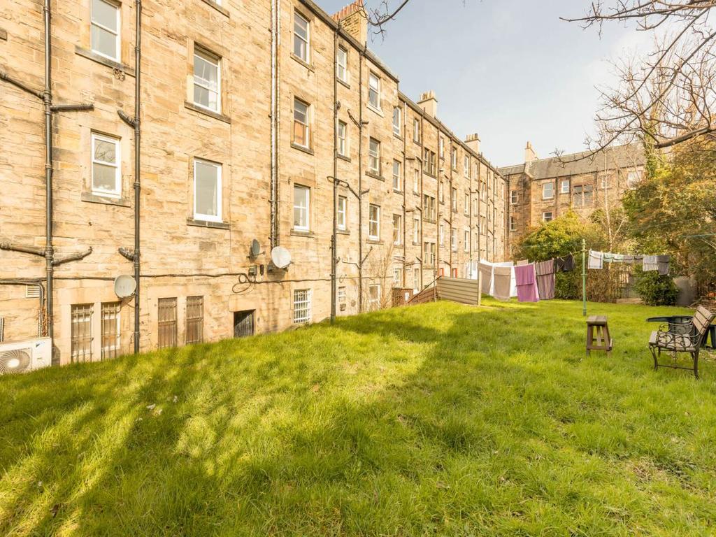 Piershill Place, Edinburgh, 2 bed flat - £160,000