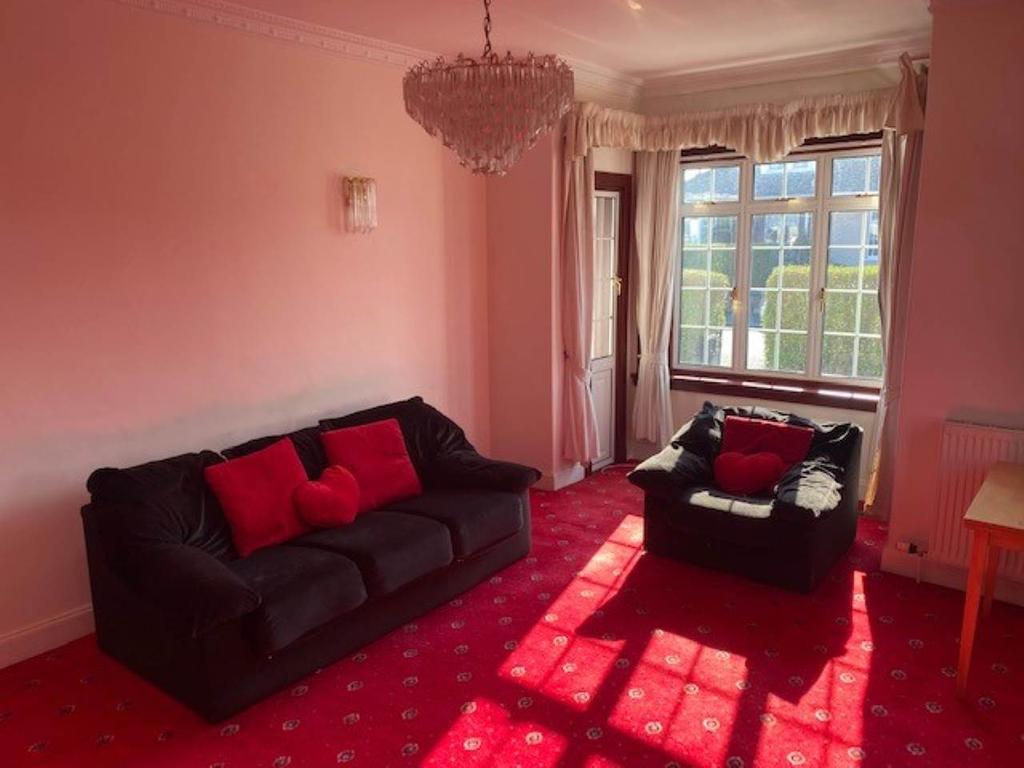 Castle Avenue, Corstorphine, Edinburgh 3 bed flat £1,300 pcm (£300 pw)