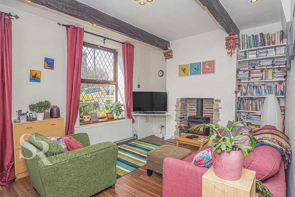 Eaves Knoll Road, New Mills, High Peak, Derbyshire, SK22 3DN 2 bed semi