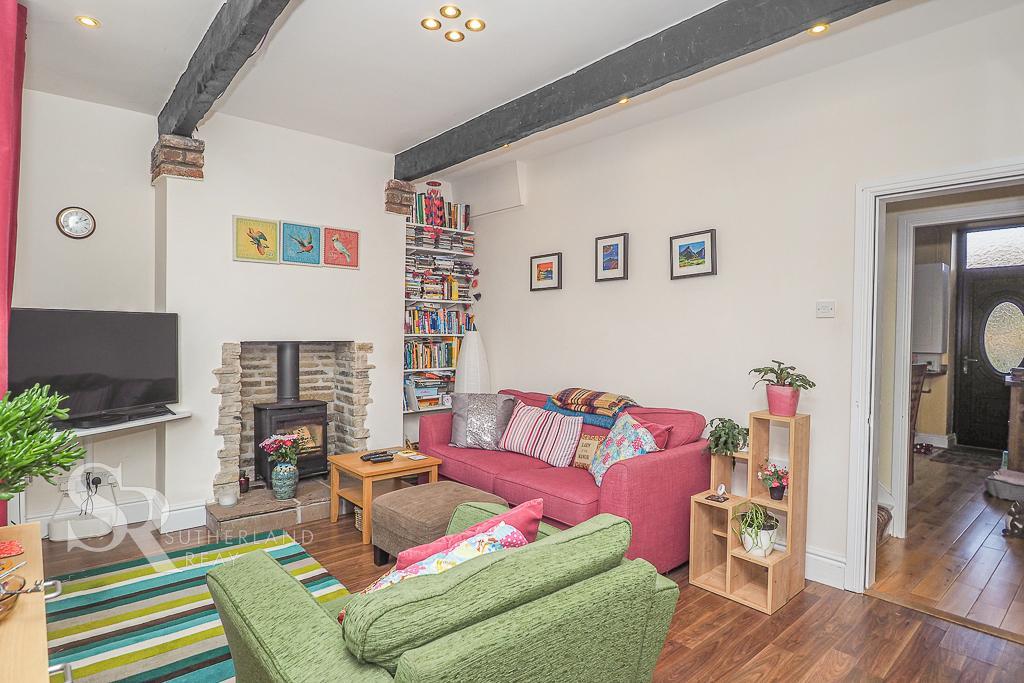 Eaves Knoll Road, New Mills, High Peak, Derbyshire, SK22 3DN 2 bed semi