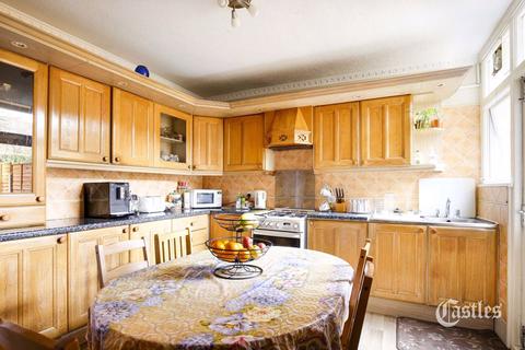 40 Gunton Road, London, E5 9JS