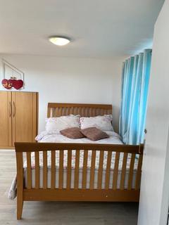3 bedroom house share to rent - Beautiful En-Suit Double Room to Rent in  Bradley Road, London