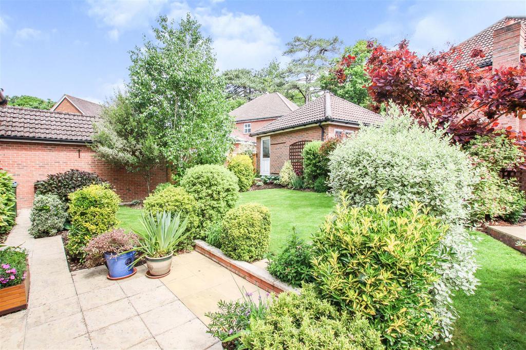 Columbus Drive, Sarisbury Green, Southampton 5 bed house