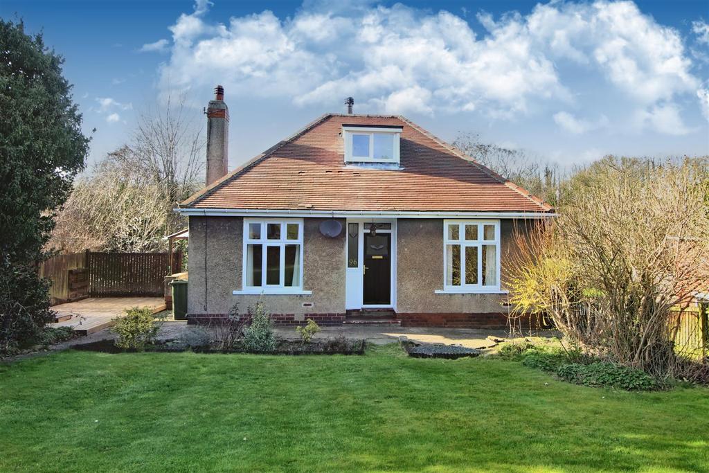 Wakefield Road, Clayton West, Huddersfield HD8 9NN 3 bed detached