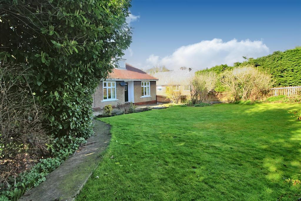 Wakefield Road, Clayton West, Huddersfield HD8 9NN 3 bed detached