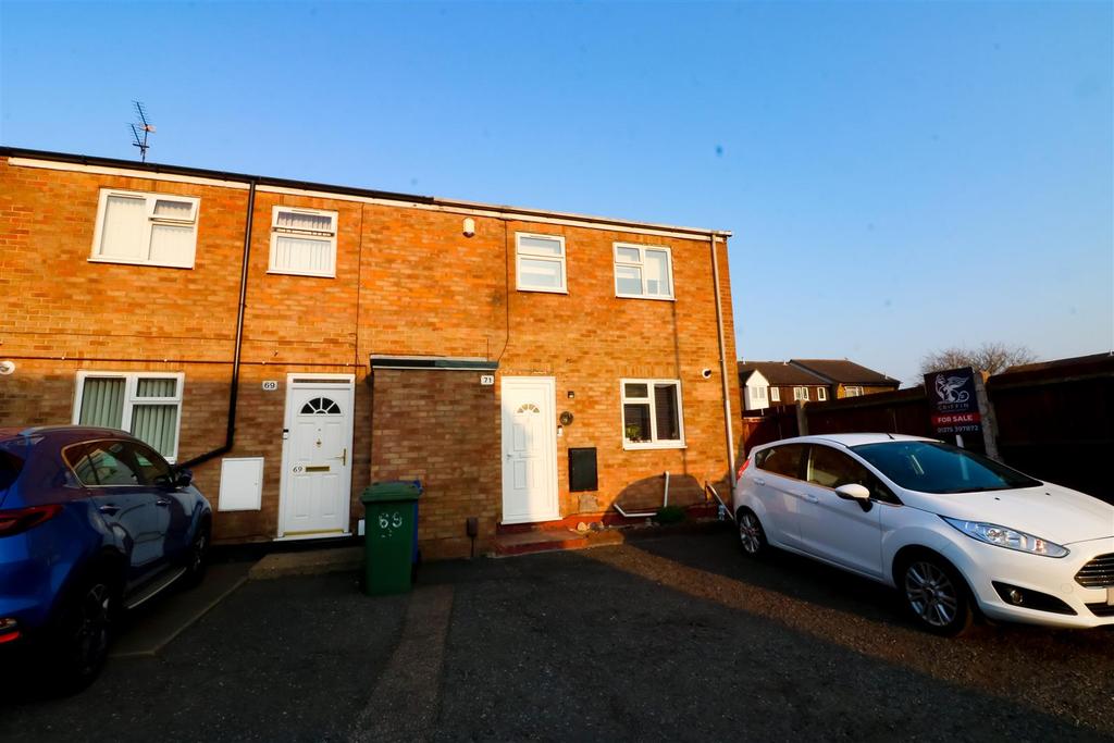 Dickens Avenue, Tilbury 2 bed semidetached house £300,000