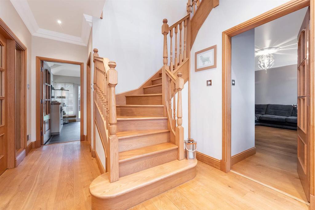 13 Middleton Park, Keltybridge, KY4 0GZ 4 bed detached house £420,000