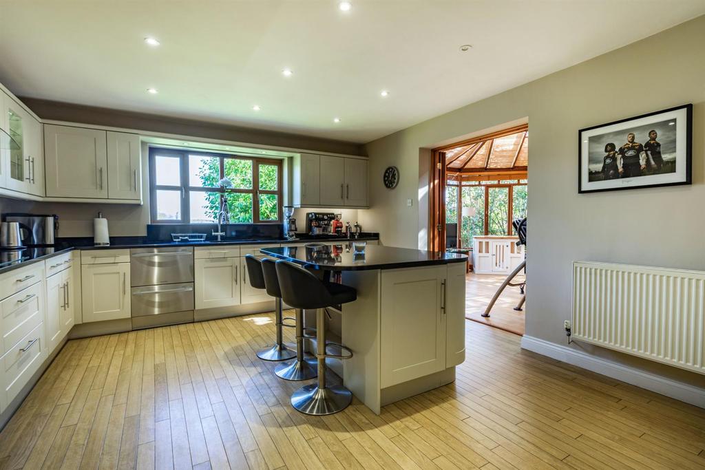 8490071-interior10.jpg