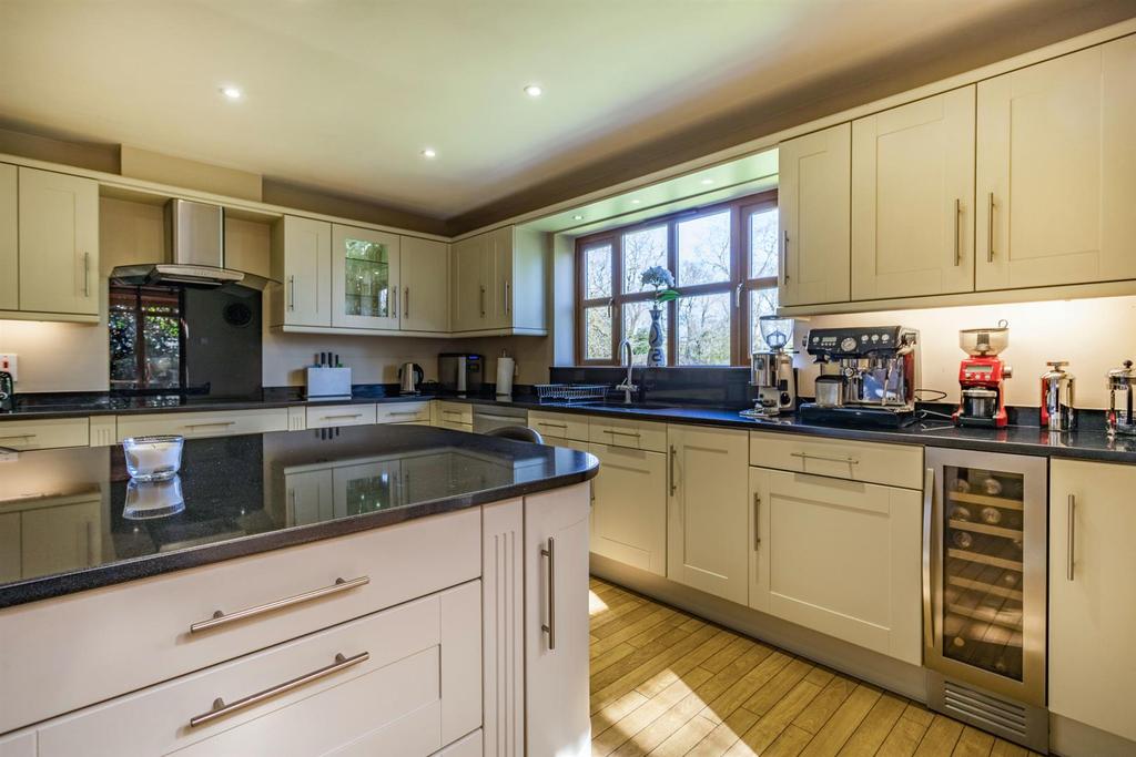 8490071-interior13.jpg