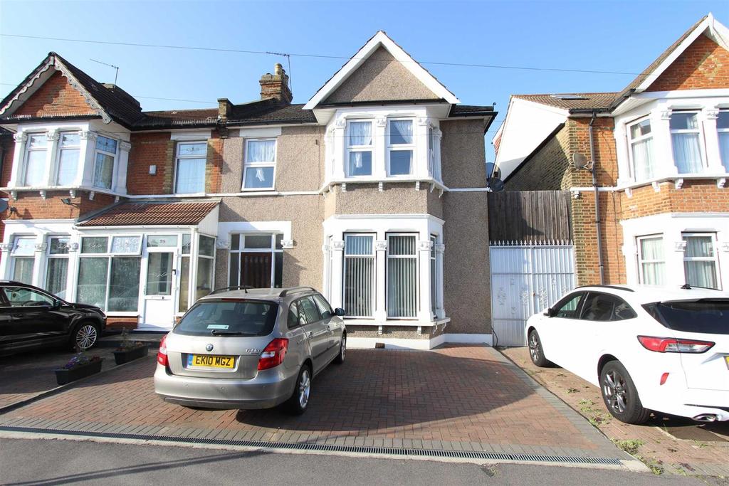 Castleton Road, Goodmayes 2 bed flat £300,000