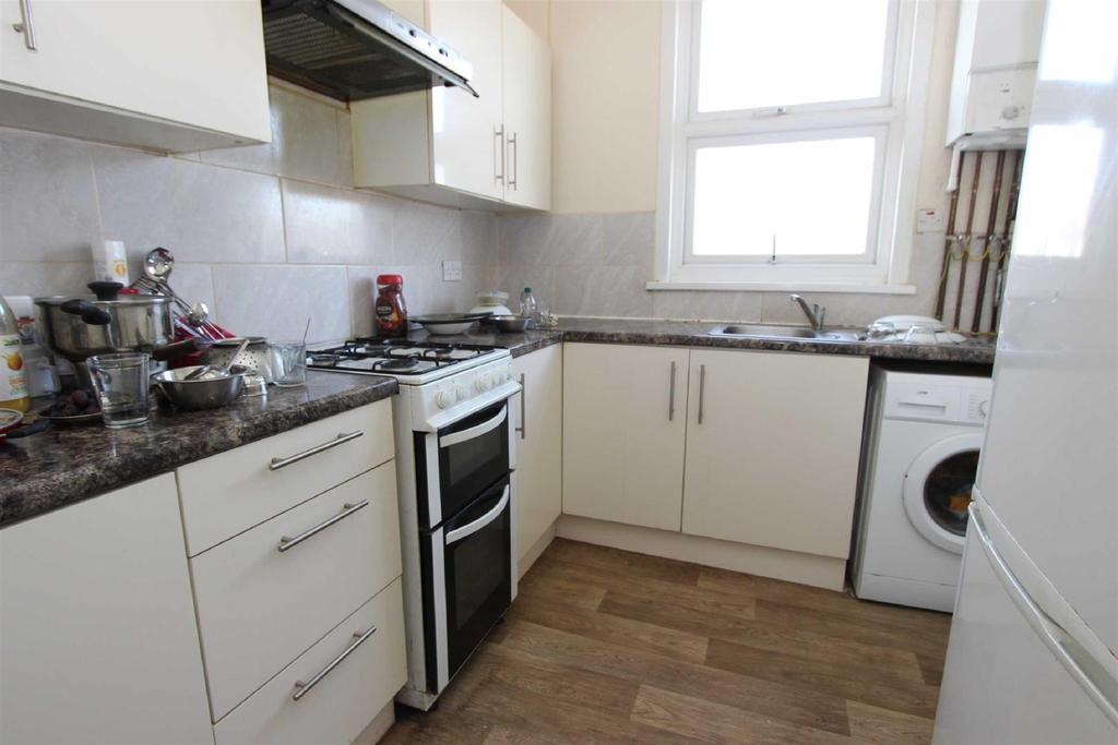 Castleton Road, Goodmayes 2 bed flat £300,000