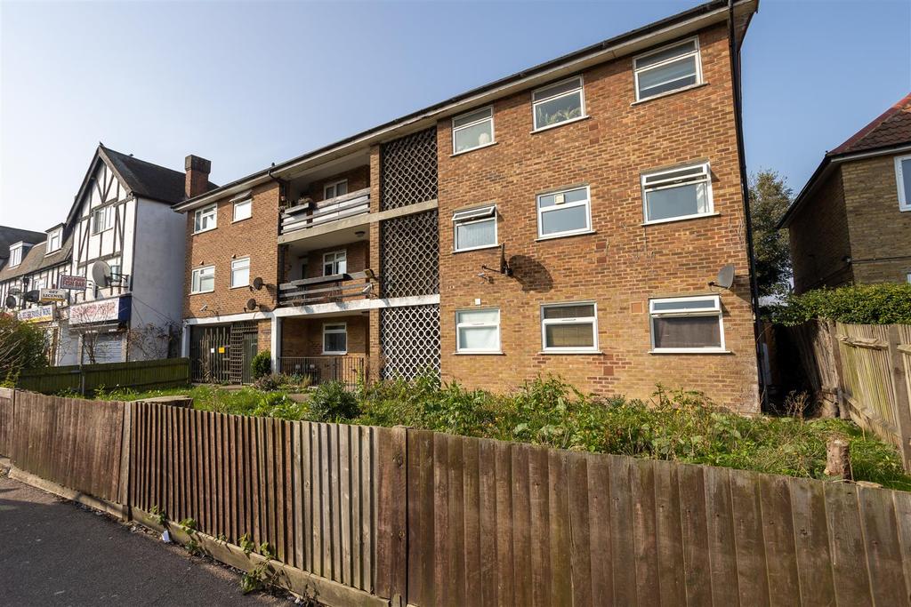 Wrythe Lane, Carshalton 2 bed apartment £1,350 pcm (£312 pw)