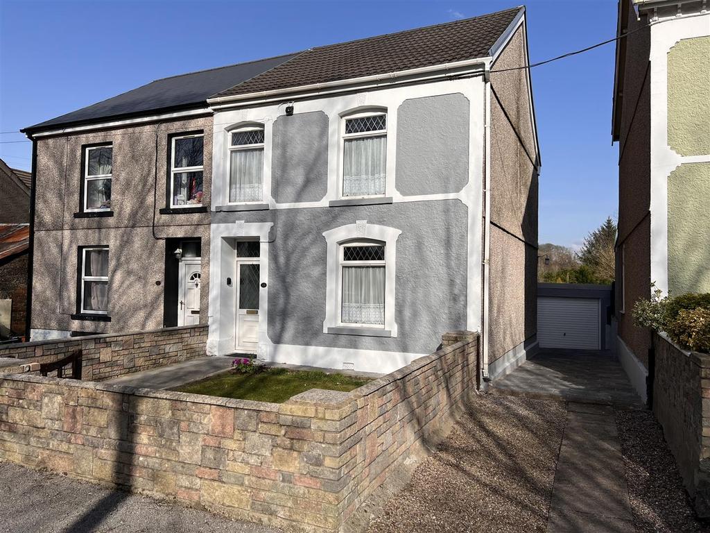 Heol Rhyd Ddu Fach, Cwmllynfell, Swansea 3 bed semidetached house £