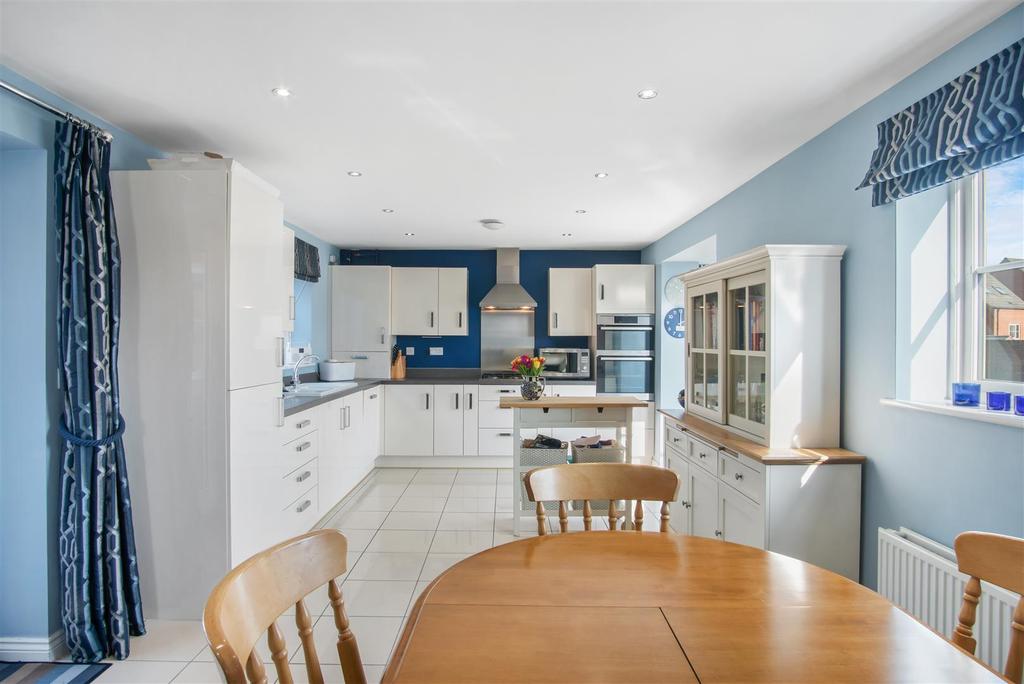 10, Crabtree Drive, Malton, North Yorkshire YO17 7FQ 4 bed detached