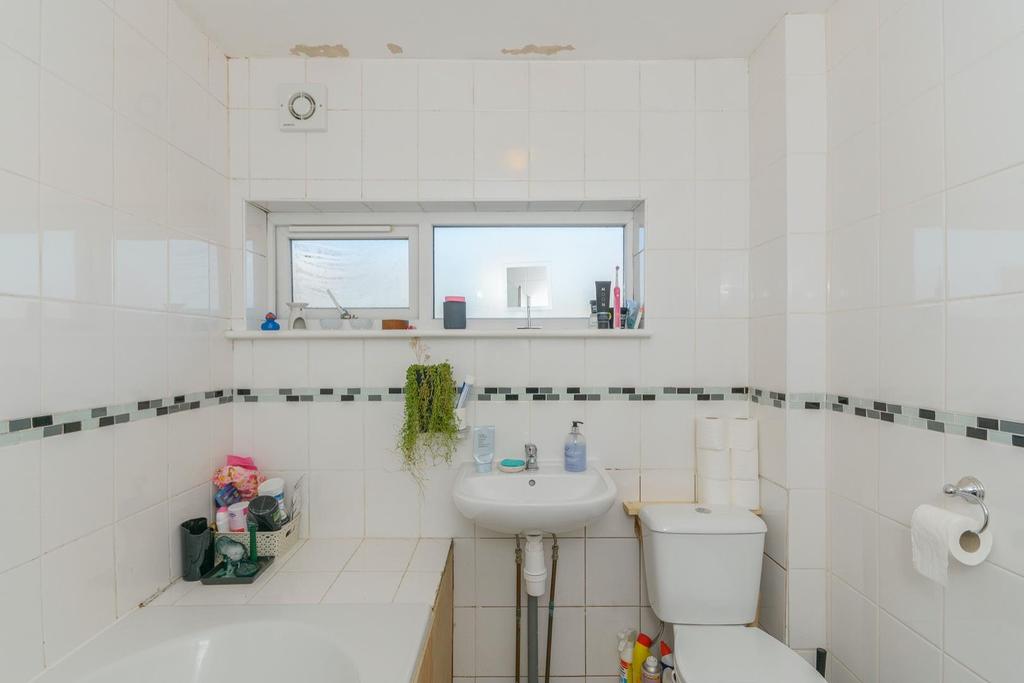 TUOPSDNEROOM13 - Bathroom B.jpg