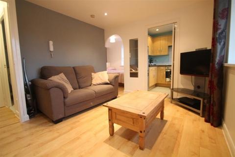 Studio to rent, Redford Close, Feltham