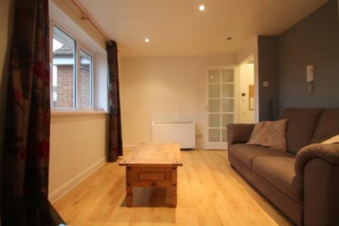 Studio to rent, Redford Close, Feltham