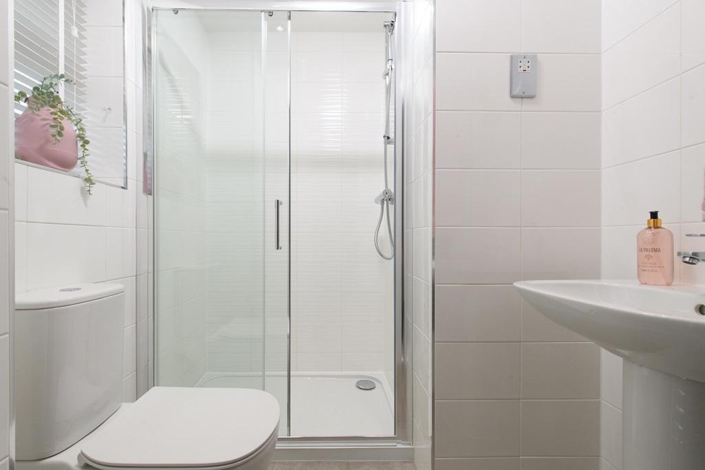 Internal en suite image of The Hadley...