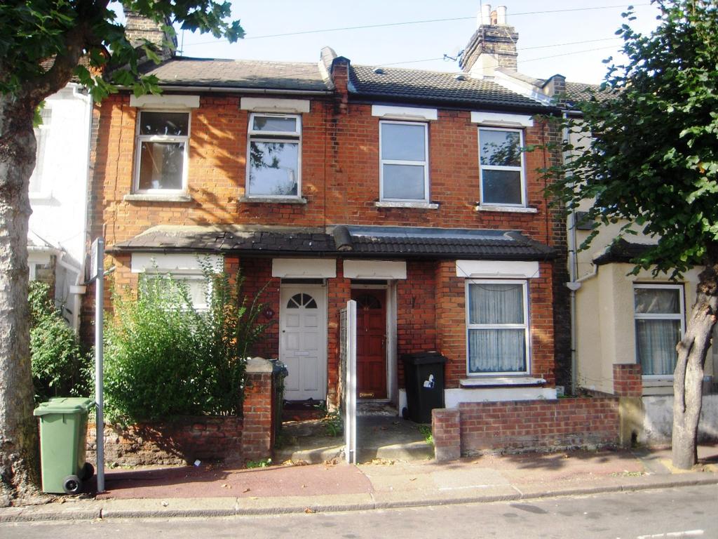 Worcester Road, Manor Park, London, E12 3 bed terraced house £1,900