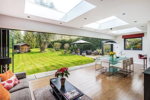 8 Orchard Way, Oxted, RH8 9DJ