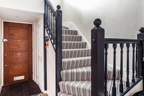 8 Orchard Way, Oxted, RH8 9DJ