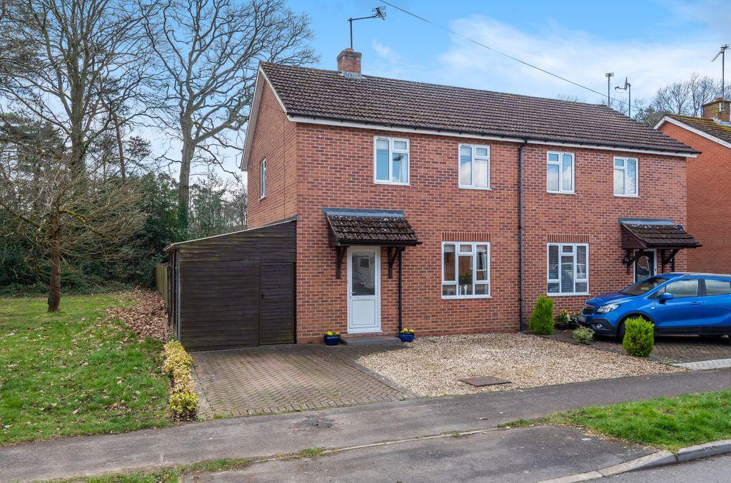 Birch Road, Tadley RG26 4QS 2 bed semidetached house £300,000