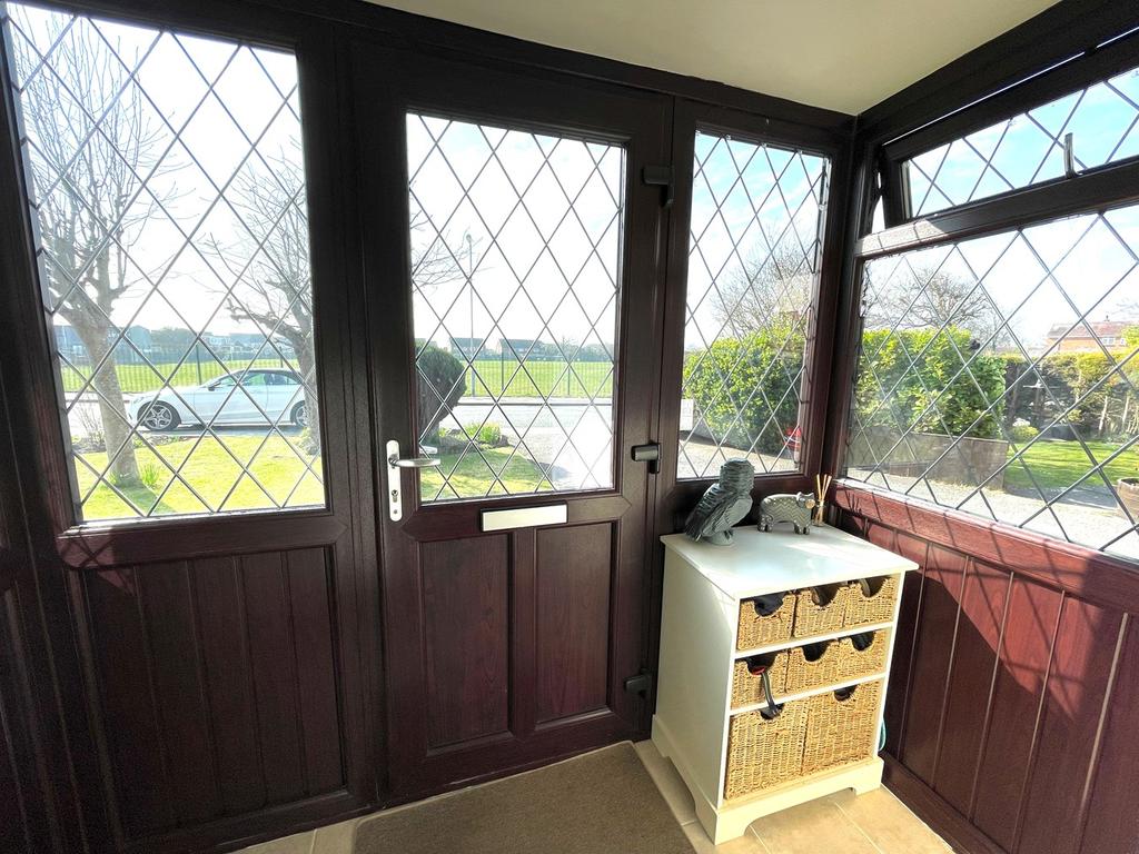 Bull Cop, Formby, Liverpool, L37 2 bed semidetached house £235,000