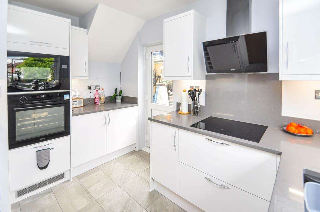 Milburn Crescent, Chelmsford, CM1 2 bed end of terrace house £360,000