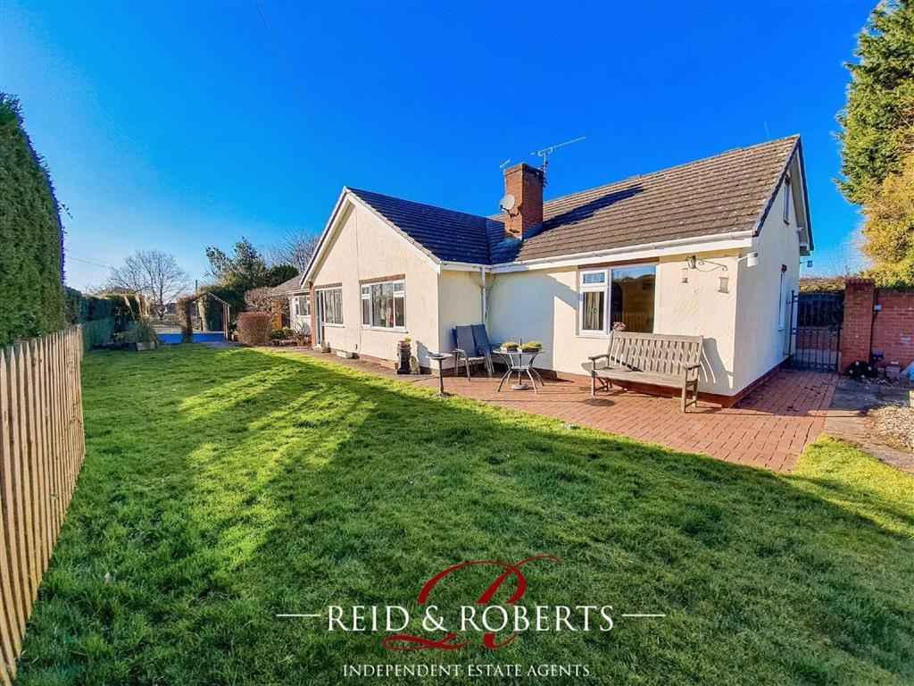 Calcoed, Brynford, Flintshire, CH8 4 bed detached bungalow £400,000