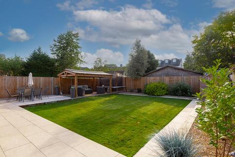 6 Parry Close, Epsom, KT17 2PB