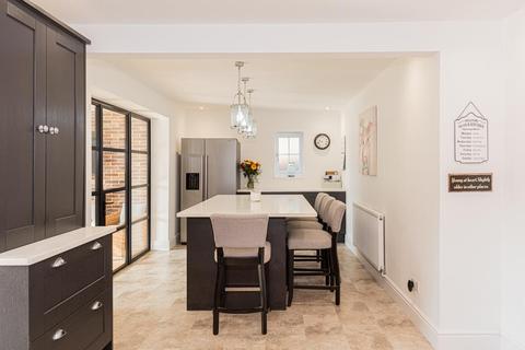 6 Parry Close, Epsom, KT17 2PB