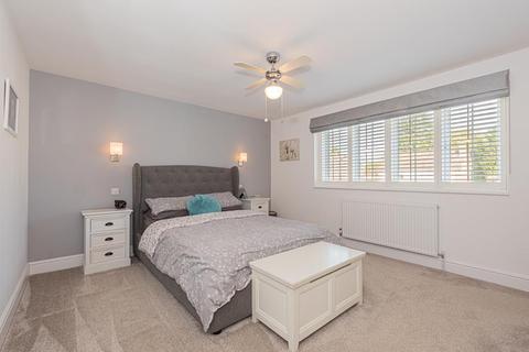 6 Parry Close, Epsom, KT17 2PB
