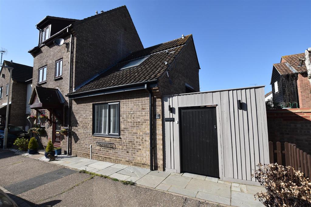 Hallowell Down, South Woodham Ferrers 1 bed semidetached house £250,000