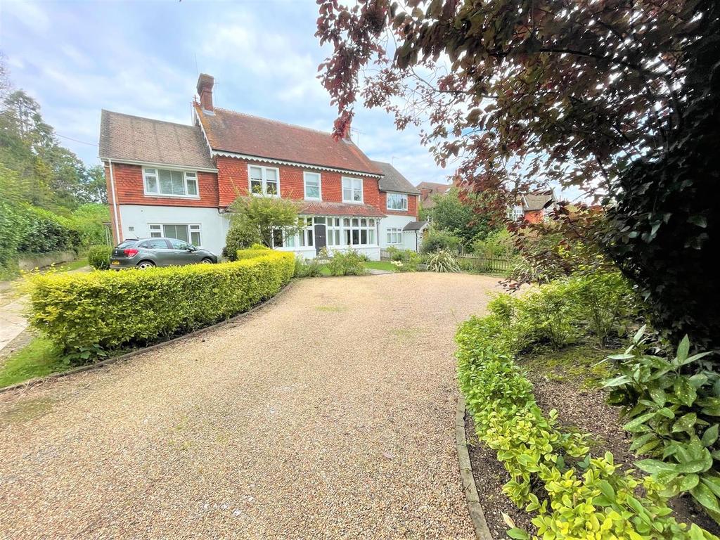 Silverdale Road, Burgess Hill 2 bed penthouse £340,000