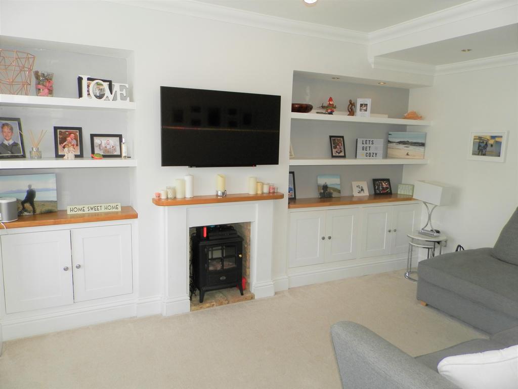 Ashvale Drive, Upminster RM14 3 bed semidetached house £599,950