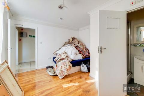 6 bedroom terraced house for sale - Central Avenue, Hayes, UB3