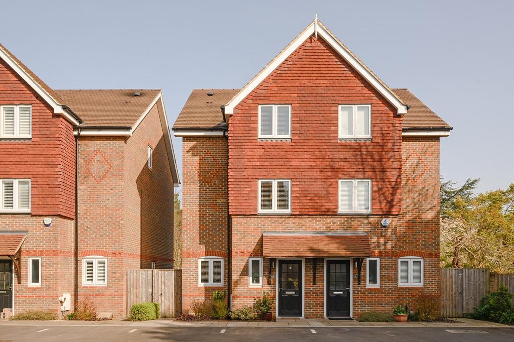 More Lane, Esher, KT10 4 bed semidetached house £699,950