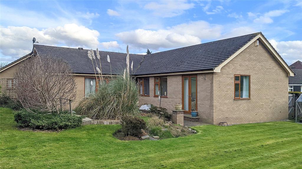 Park Drive West, Mirfield, WF14 4 bed bungalow £629,000