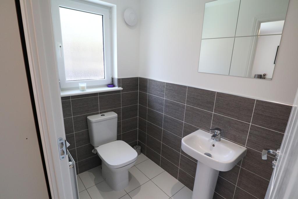 Bedroom 2 en-suite (1)