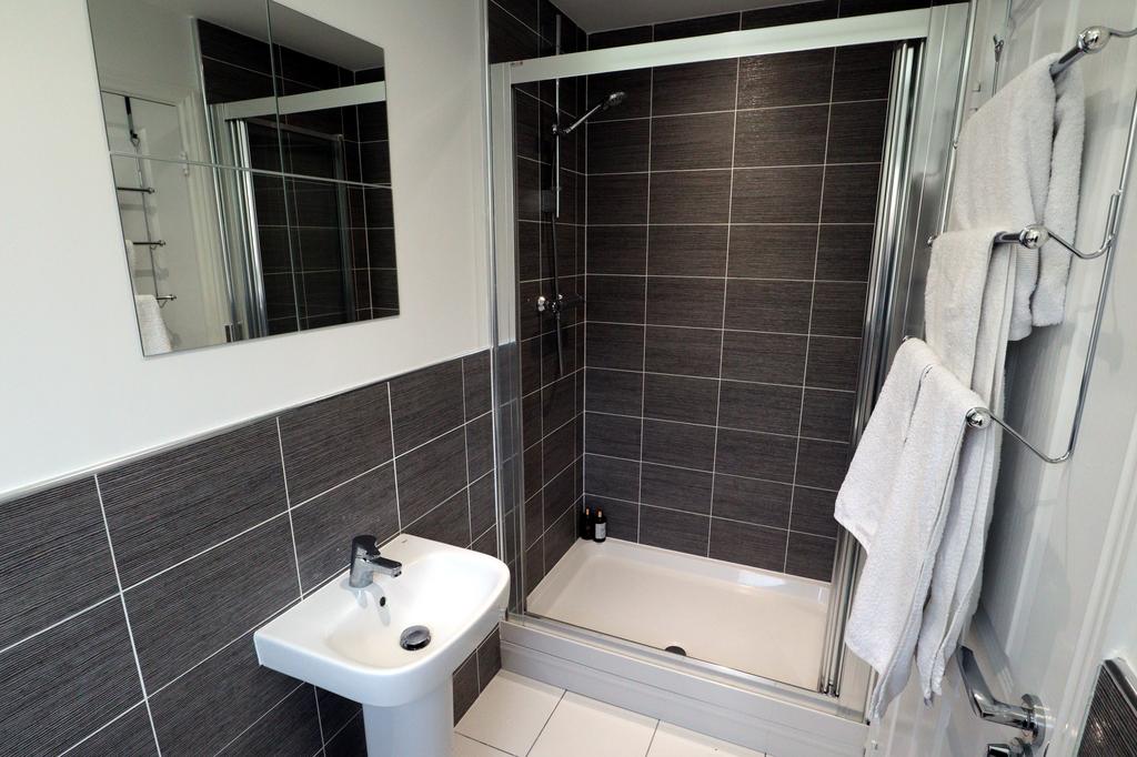 Bedroom 2 en-suite (2)